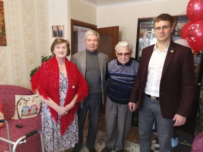 В Анивском районе с 60-летием супружеской жизни поздравили чету Ефремовых