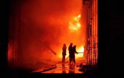 Крупный пожар уничтожил часть харьковского рынка "Барбашово"