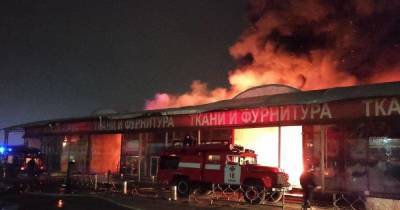 В Харькове посреди ночи сгорела часть одного из крупнейших в Украине вещевых рынков — "Барабашово"