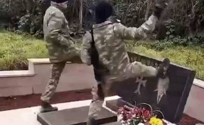 В сети появились видео осквернения азербайджанцами армянских могил в Арцахе