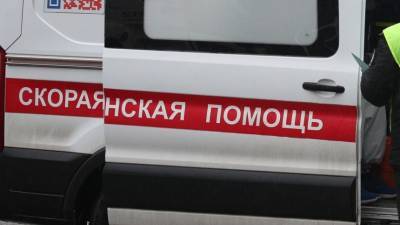 Автомобиль в Челябинске влетел в ожидавших транспорт на остановке людей