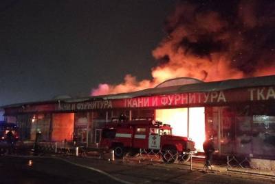 В Харькове пылает рынок "Барабашово": сгорели 25 павильонов