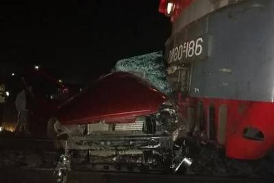 На Кубани 4 человека погибли при столкновении автомобиля с товарным поездом