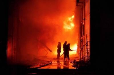 На рынке "Барабашово" в Харькове вспыхнул сильный пожар: спасатели боролись с огнем всю ночь (фото, видео)