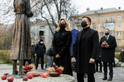 Президент и первая леди почтили память жертв голодоморов в Украине