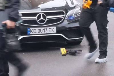 В Киеве из автомата Калашникова обстреляли автомобиль Mercedes представительского класса (ФОТО)
