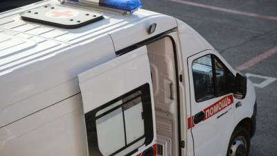 В Челябинске автомобиль сбил двух пешеходов на тротуаре