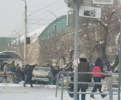 В Челябинске машина после ДТП врезалась в толпу пешеходов: есть пострадавшие