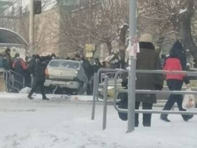 В Челябинской области автомобиль вылетел на тротуар и сбил людей