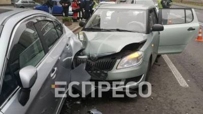 В Киеве таксист на Skoda уснул за рулем и врезался в Subaru. Погибла женщина