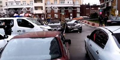 В Киеве неизвестный обстрелял из Калашникова припаркованный автомобиль — фото