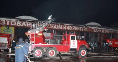 Сгорели десятки павильонов: в Харькове произошел крупный пожар на рынке "Барабашово" (видео)