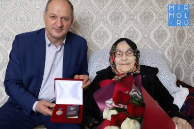 В Табасаранском районе Фатимат Алиевой вручили государственную награду «Орден матери»