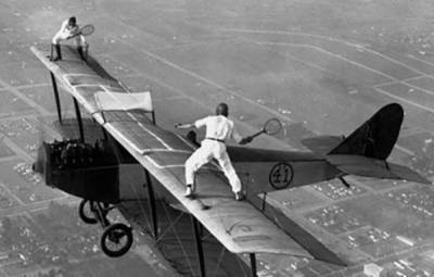 А видели, как Джокович играл в теннис на крыле летящего самолета? Он вдохновился фото 1925 года и великой женщиной-каскадером