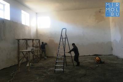 В Акушинском районе продолжается реконструкция спортивного объекта
