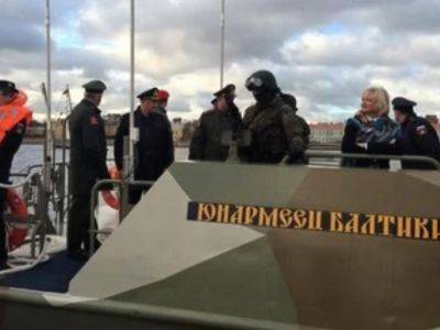 Яхту предполагаемой матери тайной дочери Путина сопровождает военный эскорт