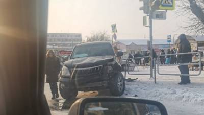 Машина вылетела на тротуар в Челябинске, пострадали шесть человек