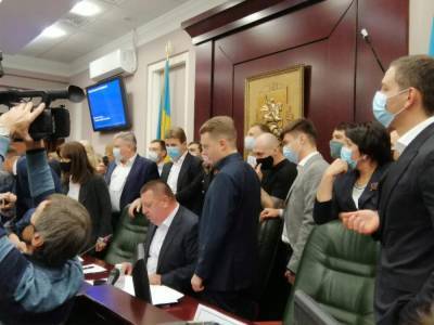 В Киевском облсовете произошли стычки из-за якобы "ковидного" депутата. Видео