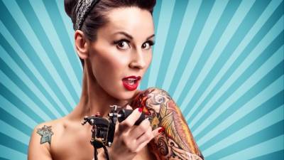 Почему люди «забивают» все тело татуировками? — мнение психолога