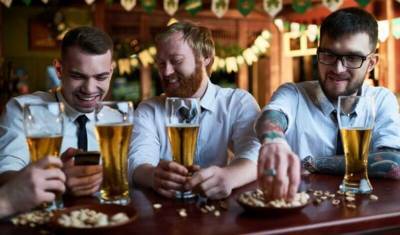 Британцам запретили выпивать в пабах без закуски