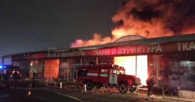 В Харькове возник пожар на рынке &quot;Барабашово&quot;: сгорело 25 павильонов (ФОТО, ВИДЕО)
