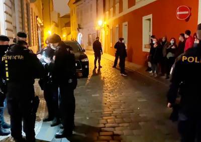 Полиция пресекла нелегальную вечеринку иностранцев в центре Праги: видео