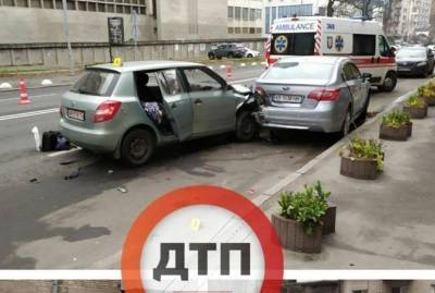 В Киеве таксист уснул за рулем и врезался в машину: погибла пассажирка