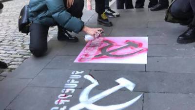 Двух протестующих задержали в Тбилиси из-за граффити с советской символикой