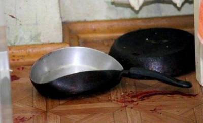 Жительница Тюменской области насмерть забила знакомого сковородкой