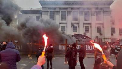 Украинские неонацисты устроили антироссийский шабаш у посольства РФ в Киеве