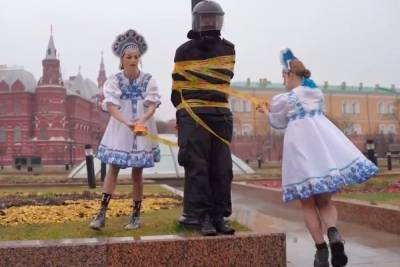 Участницы Pussy Riot успели сбежать после акции напротив Кремля