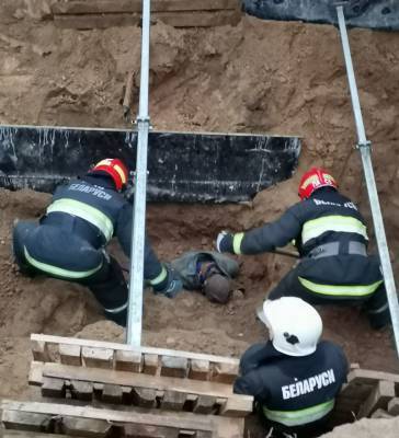 Фотофакт. В Минске на стройке двоих рабочих засыпало песком