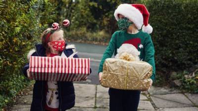 Рождество с локдауном или без: какие ограничения в странах мира на праздники