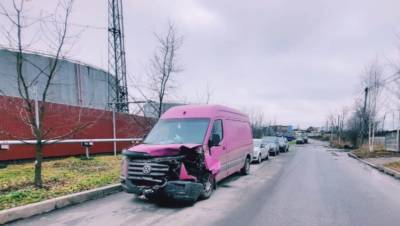 Таранивший авто в Купчино розовый фургон нашли, водителя — пока нет