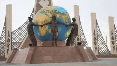В Таразе возвели монумент, посвящённый борцам с коронавирусом. Рядом с ним построят медучреждения