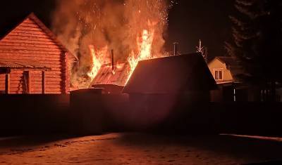 В Тюмени на Салаирском тракте загорелась баня. Огонь перешел на соседний дом
