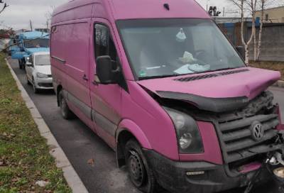 Розовый фургон, устроивший массовую аварию на Турку, нашли брошенным