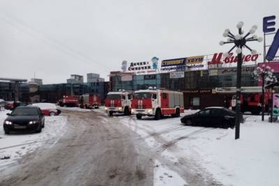 В Иванове в тушении пожара в торговом центре участвовали 75 единиц техники