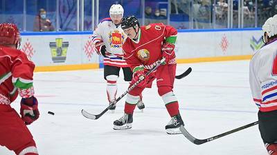 Лукашенко сыграл в хоккей и разгромил соперников со счетом 8:3