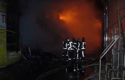 Огненный ад на "Барабашово": масштабный пожар охватил рынок, пожарные подняты по тревоге (фото, видео)