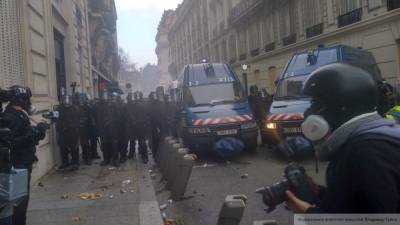 Люди в черном устроили беспорядки на парижском митинге