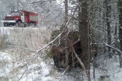 Снежно и скользко: в Ивановской области очередное авто улетело в кювет