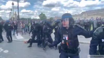 Демонстранты забросали полицию бутылками в Париже