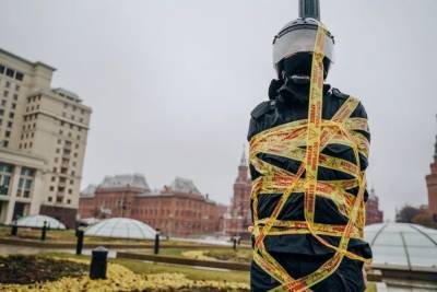 Привязали "омоновца" к столбу: в Москве Pussy Riot вышли на акцию против насилия полиции
