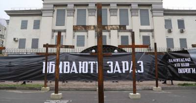 В Киеве здание посольства России обставили железными крестами (10 фото)