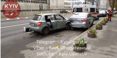В Киеве таксист уснул за рулем и влетел в другую машину: погибла пассажирка
