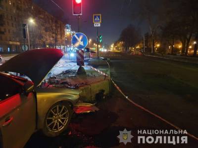 Жуткая авария в Харькове: машина влетела в островок безопасности, есть погибшие – фото, виде