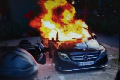 В Париже начались беспорядки: протестующие подожгли автомобили