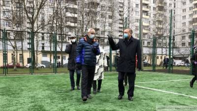 Беглов проверил ход строительства двух футбольных полей в Петербурге