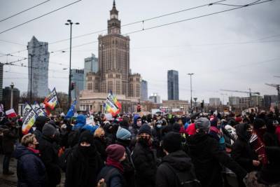 В Варшаве вышли тысячи противников закона об абортах: фото, видео